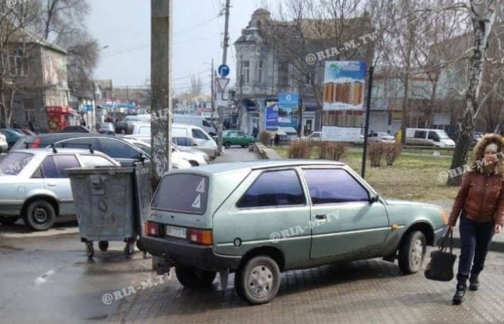 Круче всех - в Мелитополе водитель Таврии показал "мастер-класс" парковки (фото)