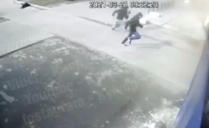 В Фастове возле банка двое грабителей избили пожилого мужчину и сбежали с сумкой. Видео