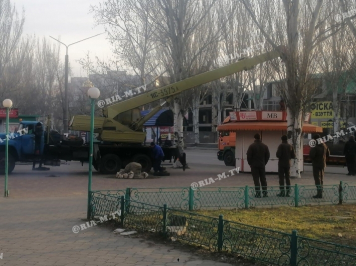 В Мелитополе начался демонтаж киосков Пресса с центральных проспектов (фото)