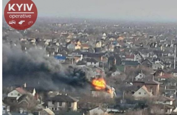 Поднялся огромный столб черного дыма: в Киеве вспыхнул серьезный пожар, видео