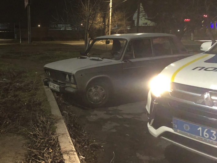 В Запорожской области пьяный водитель на неисправных жигулях пытался скрыться от полиции (фото)