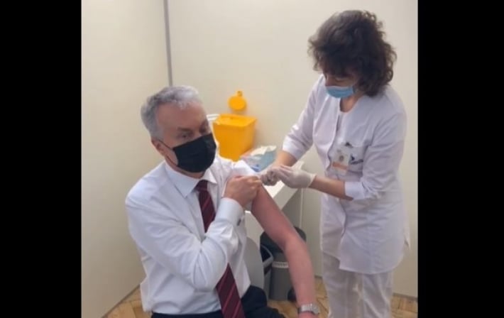 Президент Литвы сделал прививку вакциной AstraZeneca (видео)