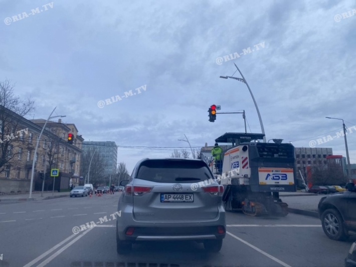 В Мелитополе на центральном проспекте затруднено движение – дорожники кладут асфальт повышенной прочности (фото, добавлено видео)