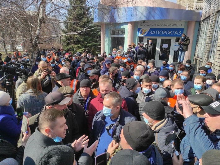 Протестующие повторно собрались у здания «Запорожгаза» (фото, видео)