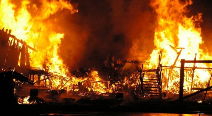 В Запорожье 15 спасателей тушили масштабный пожар на территории частного дома