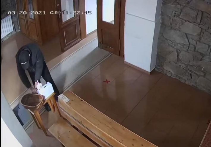 На Закарпатье мужчина обработал руки антисептиком и перекрестился перед тем, как украсть деньги в церкви (Видео)