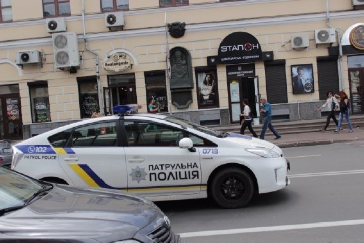 В Киеве очередной эпичный побег курьера на мопеде завершился не в пользу нарушителя: видео