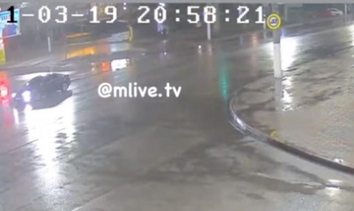 Появилось видео момента аварии с участием двух иномарок на центральном проспекте в Мелитополе