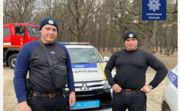 Полицейские вместе с прохожим спасли троих детей в киевском парке