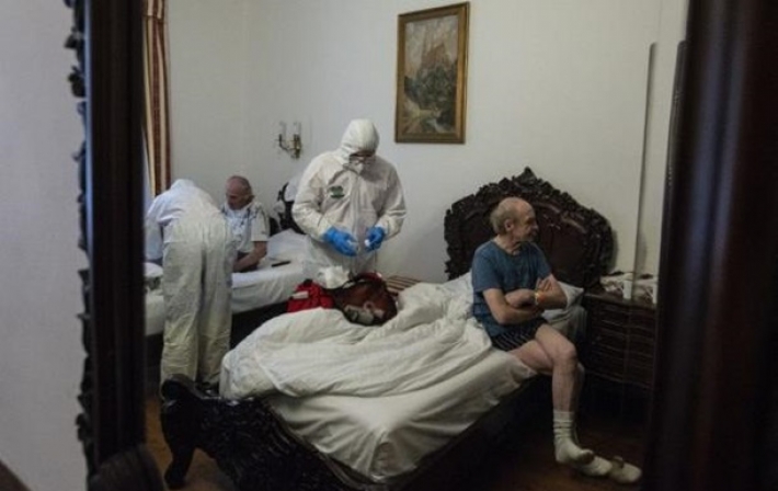 Власти Праги сняли роскошную гостиницу для больных COVID бездомных