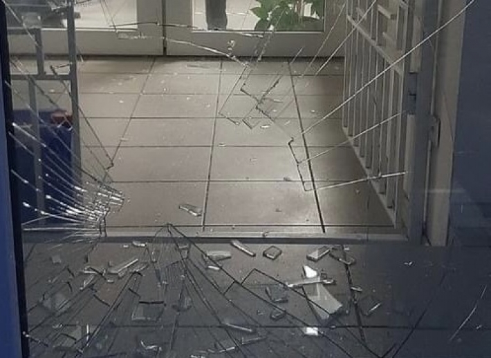 В центре Запорожья мужчина разбил двери банка (фото)