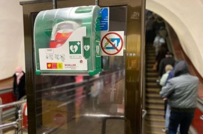 В метро Киева полицейский реанимировал мужчину с помощью дефибриллятора