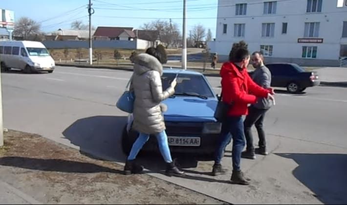 В Мелитополе нарушители подрались с общественниками из-за неправильной парковки (видео)