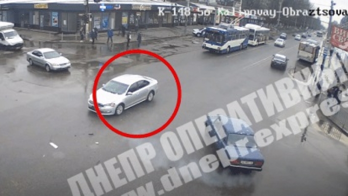 В Днепре на Калиновой столкнулись ВАЗ и Volkswagen: видео момента ДТП