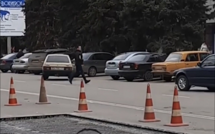 В Мелитополе пешеход кинулся под колеса автомобилям (видео)