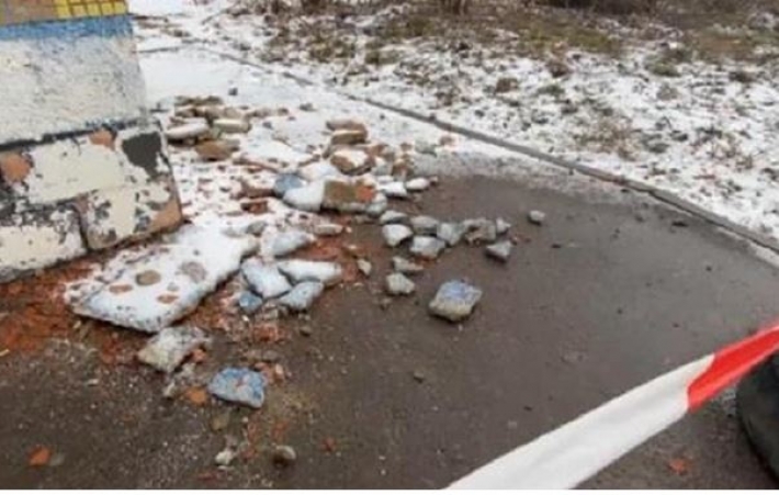 В Ровно на остановке на голову мужчине упал кусок бетона (видео)