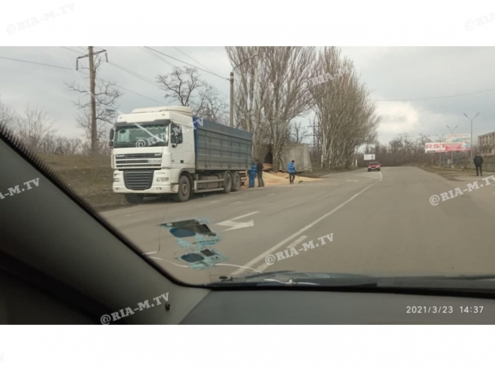 В Мелитополе на объездной перевернулся зерновоз. Обновлено (фото, добавлено видео)