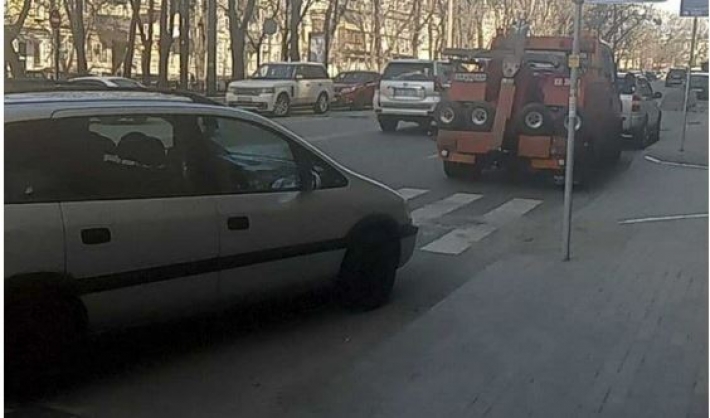 Он же "не лох": в Киеве водитель поплатился из-за "героической" парковки у перехода, фото