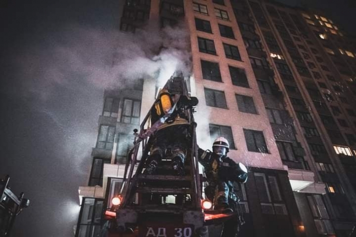 В киевской многоэтажке произошел мощный пожар (Видео)