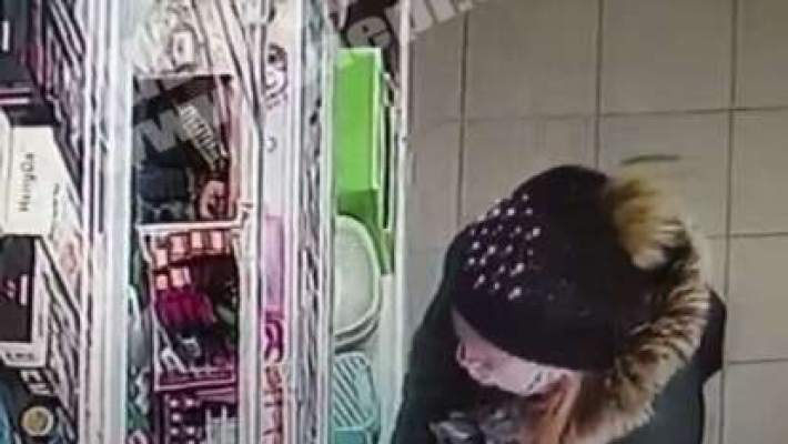 В Днепре женщина в магазине украла косметику с полки и спрятала в рукав (видео)