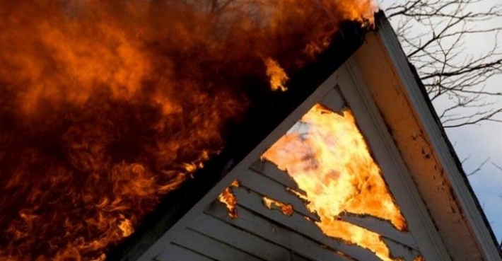 В Запорожье горела крыша частного дома