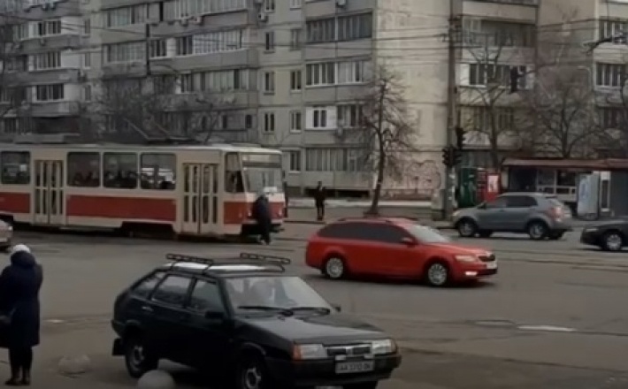 У людей сдают нервы: локдаун в Киеве вызвал транспортный коллапс, видео