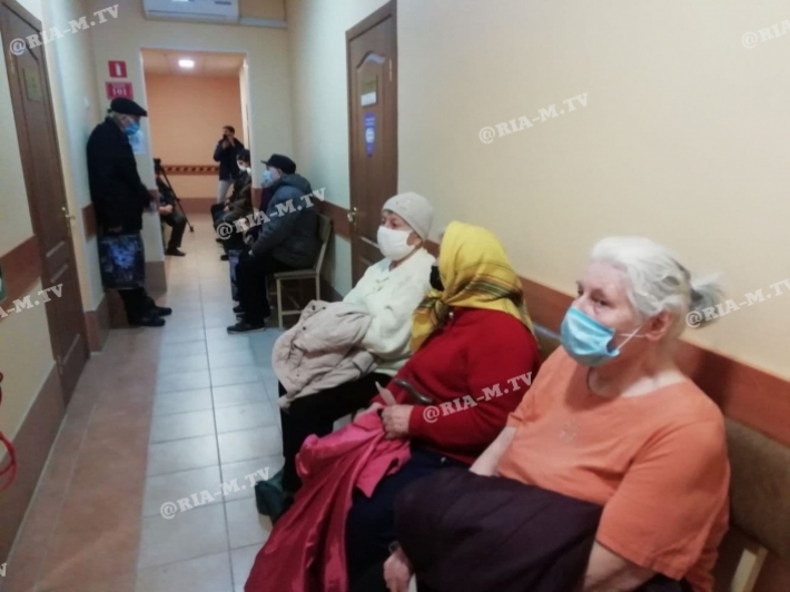 В Мелитополе толпы пенсионеров желают привиться от коронавируса (фото, видео)