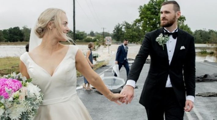 Из-за наводнения в Австралии невеста добиралась на свадьбу на вертолете, и таких фото нет ни у кого