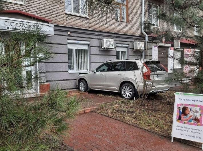 В центре Запорожья автомобиль влетел в жилой дом (фото)