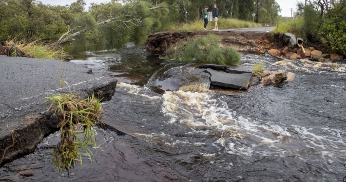 Первая жертва наводнений: в Австралии мужчину унесло водой в автомобиле (Видео)