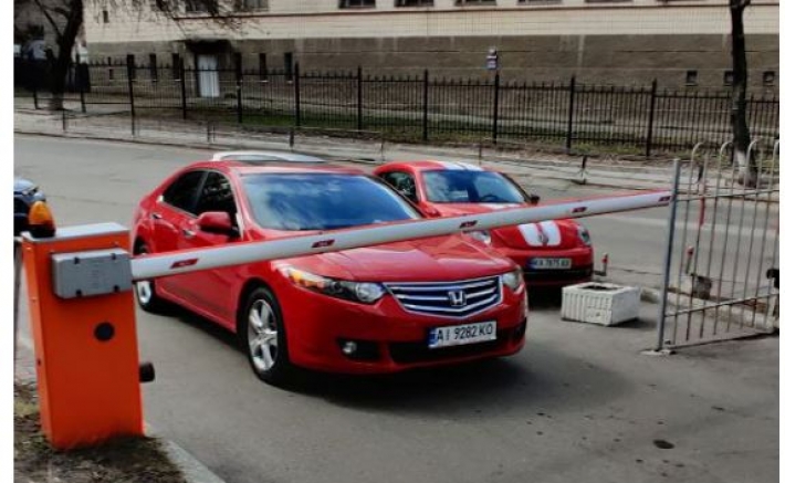 В Киеве "герои парковки" перекрывают дорогу к роддому: фото