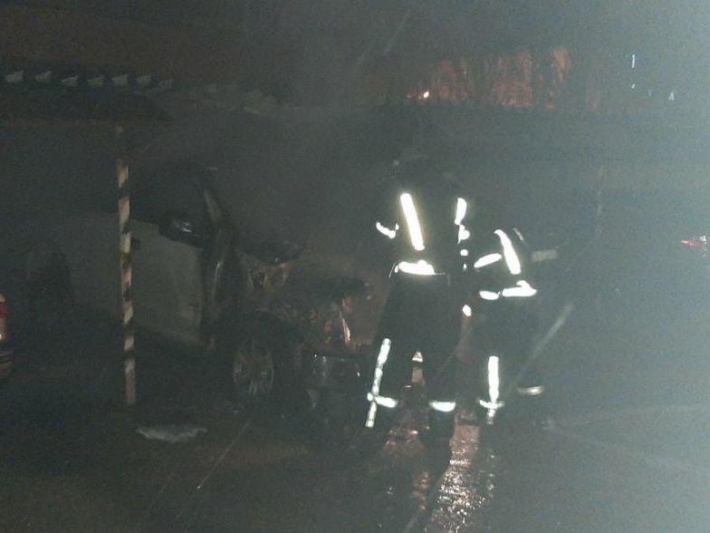 Спасатели рассказали подробности ночного пожара со сгоревшим автомобилем в Мелитополе (фото)