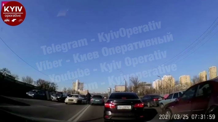В Киеве водители устроили эпичную драку на дороге - не обращали внимания на других: видео