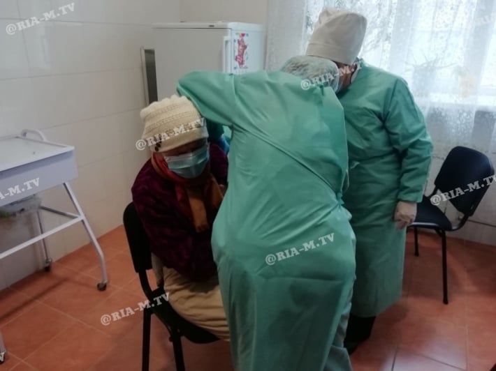 В Мелитополе медиков учат делать прививки от коронавируса (видео)