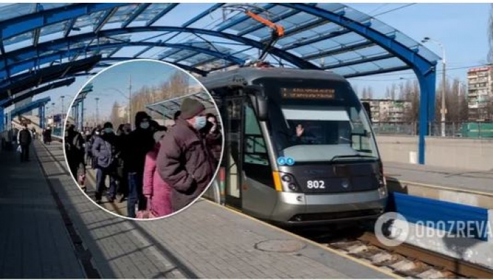 В Киеве образовалась 100-метровая очередь на трамвай (видео)
