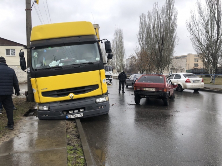 В Запорожской области произошло ДТП с участием грузовика и трех легковушек (фото)
