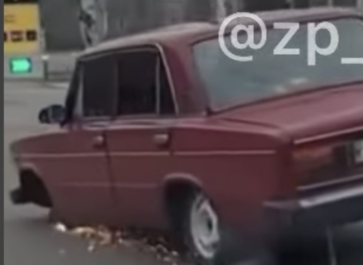 В Запорожской области водитель ехал по оживленной трассе без переднего колеса (видео)