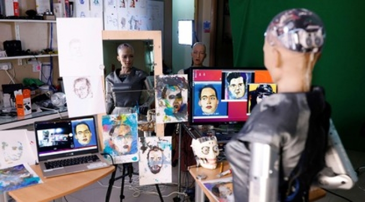 Робот София нарисовала автопортрет, и его тут же продали за сотни тысяч долларов (видео)