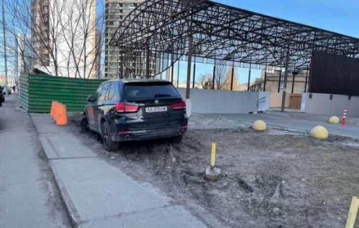 В Киеве "герою парковки" на машине оставили двойное послание: фото