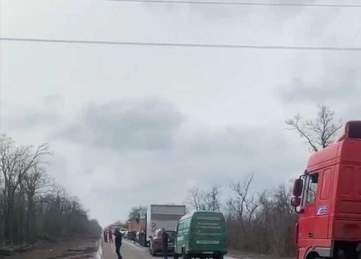 На трассе "Харьков-Симферополь" под Мелитополем затруднено движение транспорта (видео)
