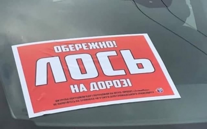 В Киеве наглый "герой парковки" перекрыл дорогу и пешеходам, и водителям: видео