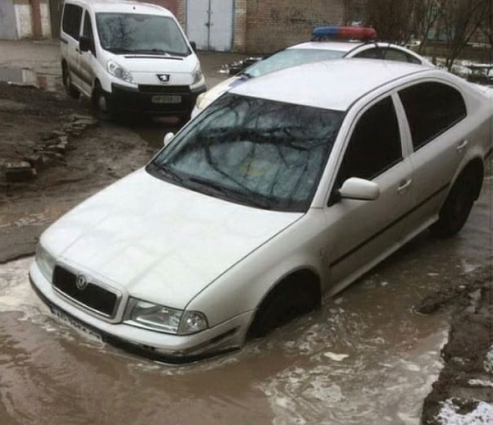 Запорожский водитель провалился в глубокую яму (фото)