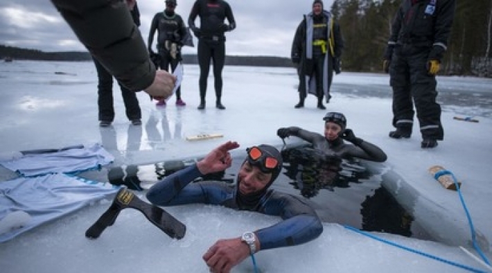Француз нырнул в замерзшее озеро и побил мировой рекорд по плаванию подо льдом (видео)