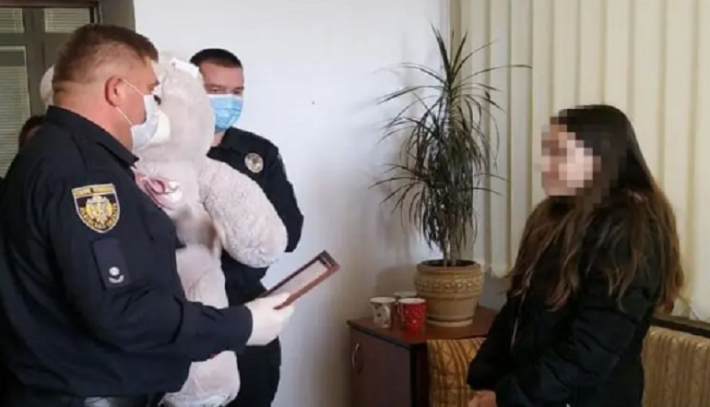 Во Львове 11-летняя девочка догнала и помогла задержать грабителя, который отобрал у нее телефон. Видео