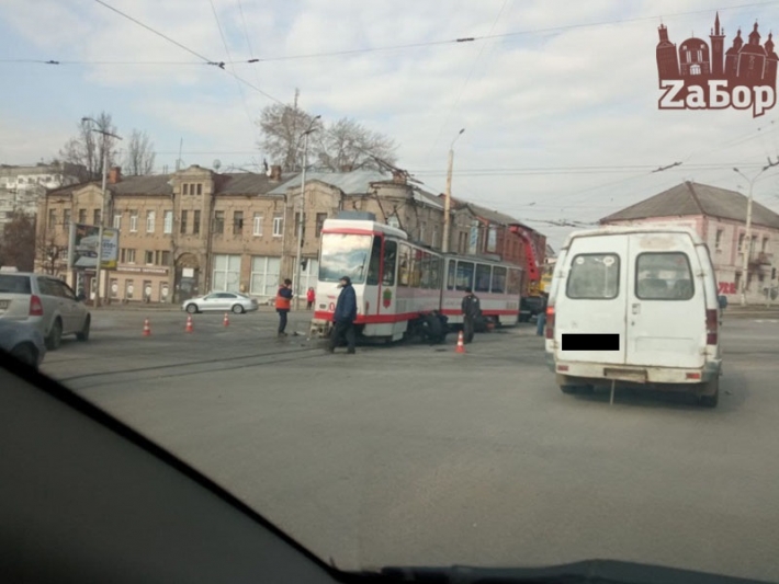 В Запорожье легковушка врезалась в трамвай (фото, видео)