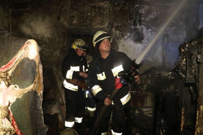 В Днепре во время пожара в жилом доме погибла женщина: видео