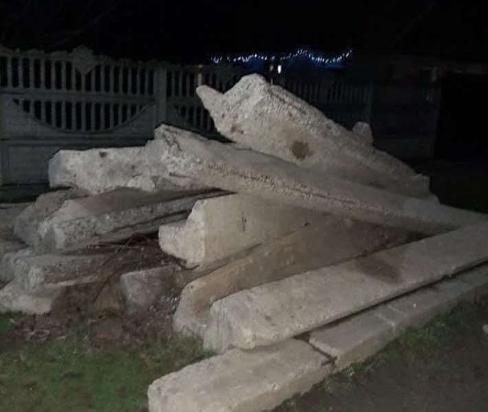 Житель Мелитополя устроил за двором свалку из бетонных опор (фото)