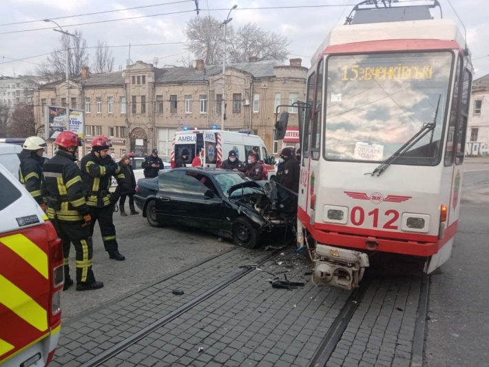 Появились подробности столкновения автомобиля «БМВ» и трамвая в Запорожье (фото)