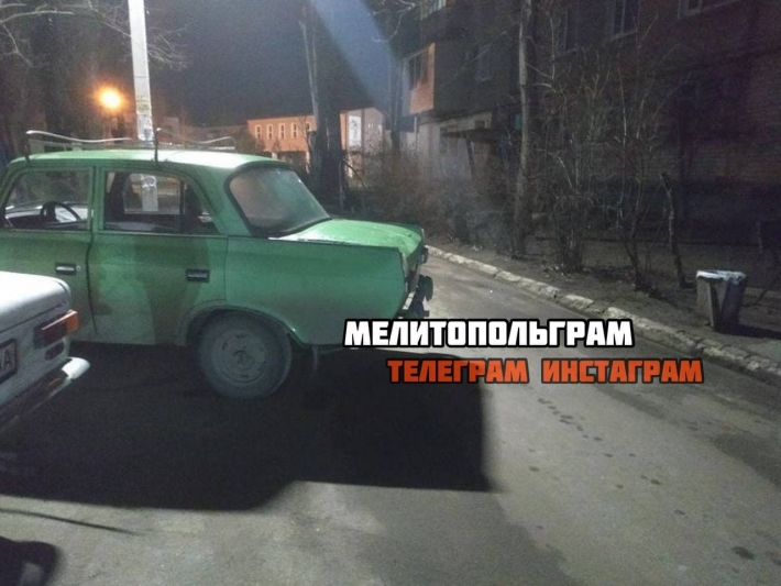 В Мелитополе показали "гения парковки" на "Москвиче" (фото)