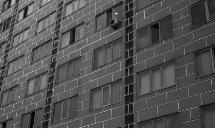В Одессе из окна высотки выпал 4-летний ребенок